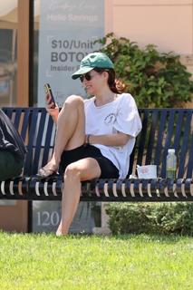 Riley Keough feet photo thumbnail