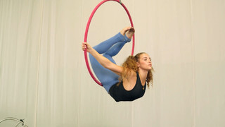 Sofie Dossi feet photo thumbnail