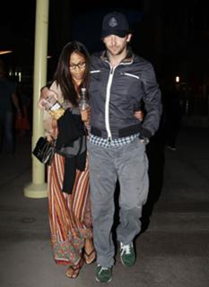Zoe Saldana feet photo thumbnail