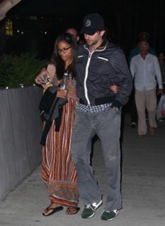 Zoe Saldana feet photo thumbnail