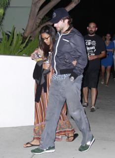 Zoe Saldana feet photo thumbnail