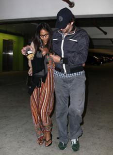 Zoe Saldana feet photo thumbnail