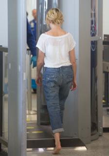Elizabeth Banks feet photo thumbnail