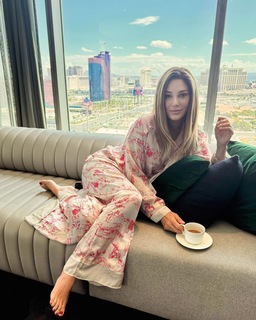 Daisy Fuentes feet photo thumbnail