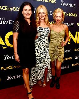 Heather Graham feet photo thumbnail