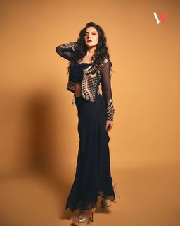 Zareen Khan feet photo thumbnail