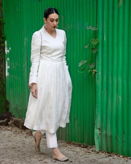 Karisma Kapoor feet photo thumbnail
