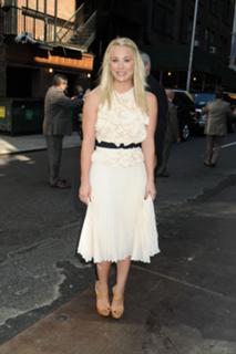 Kaley Cuoco feet photo thumbnail