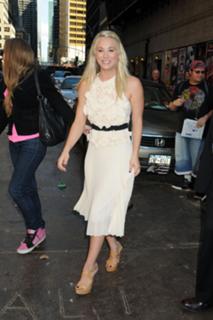 Kaley Cuoco feet photo thumbnail