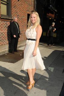Kaley Cuoco feet photo thumbnail