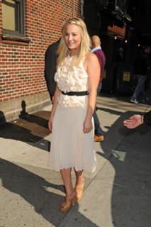 Kaley Cuoco feet photo thumbnail