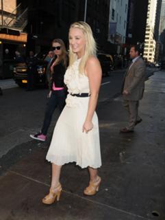 Kaley Cuoco feet photo thumbnail