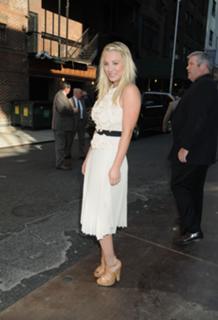 Kaley Cuoco feet photo thumbnail