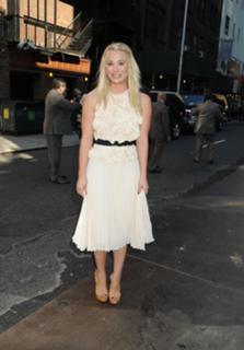 Kaley Cuoco feet photo thumbnail