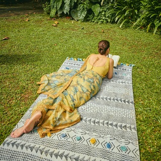 Dia Mirza feet photo thumbnail