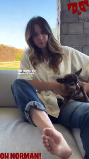 Kaley Cuoco feet photo thumbnail