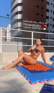 Kéfera Buchmann feet photo thumbnail