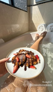 Carla Diaz feet photo thumbnail
