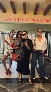 Karisma Kapoor feet photo thumbnail