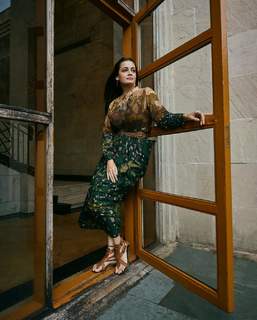 Dia Mirza feet photo thumbnail