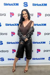 Katy Perry feet photo thumbnail
