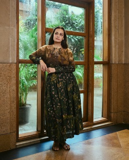 Dia Mirza feet photo thumbnail