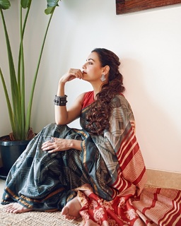 Dia Mirza feet photo thumbnail