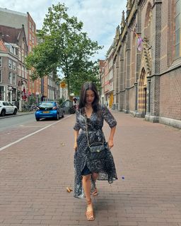 Anushka Sen feet photo thumbnail