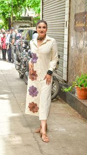 Raveena Tandon feet photo thumbnail