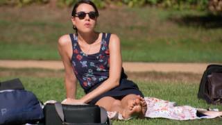 Aubrey Plaza feet photo thumbnail