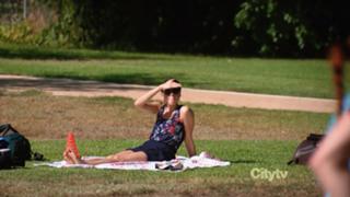 Aubrey Plaza feet photo thumbnail