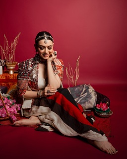 Hansika Motwani feet photo thumbnail