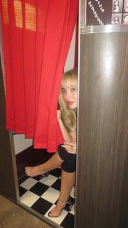 Sabrina Carpenter feet photo thumbnail