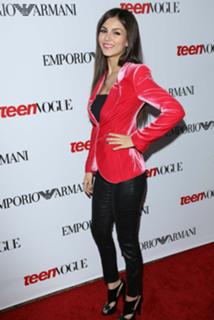 Victoria Justice feet photo thumbnail