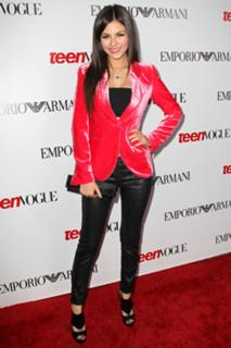 Victoria Justice feet photo thumbnail