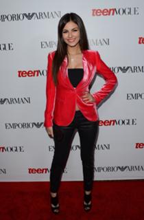 Victoria Justice feet photo thumbnail