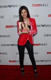 Victoria Justice feet photo thumbnail