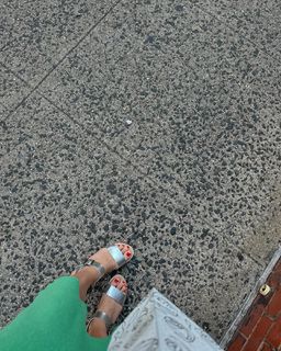 Busy Philipps feet photo thumbnail