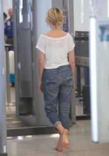 Elizabeth Banks feet photo thumbnail