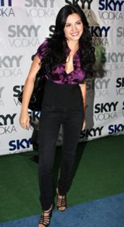 Maite Perroni feet photo thumbnail