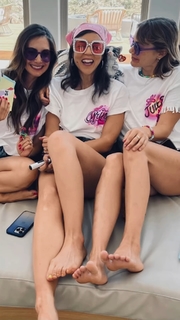 Alison Brie feet photo thumbnail