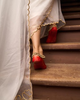 Mouni Roy feet photo thumbnail