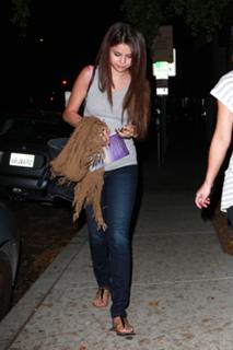 Selena Gomez feet photo thumbnail