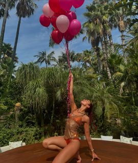 Dua Lipa feet photo thumbnail