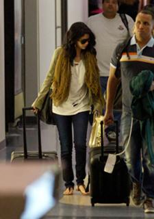Selena Gomez feet photo thumbnail