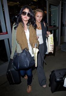 Selena Gomez feet photo thumbnail