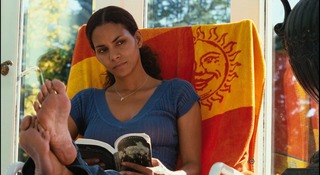 Halle Berry feet photo thumbnail