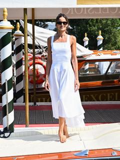 Izabel Goulart feet photo thumbnail