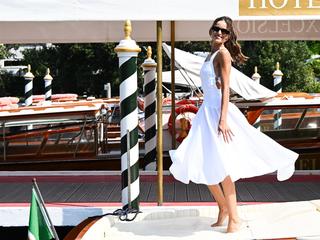 Izabel Goulart feet photo thumbnail