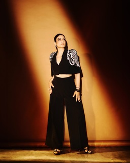 Raveena Tandon feet photo thumbnail